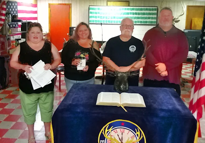 Parkersburg Elks lodge distributes awards